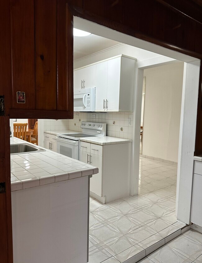 Building Photo - 811 NE 2nd Pl