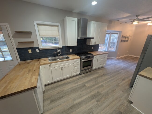 Building Photo - 717 Windsor Dr SE