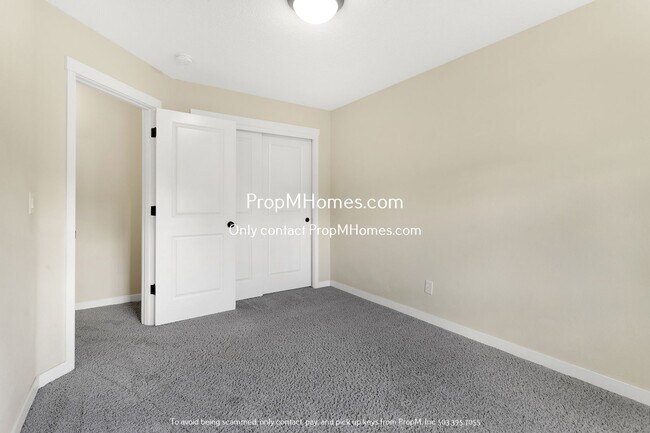 Building Photo - Spacious Three-Bedroom Condo Awaits in Des...