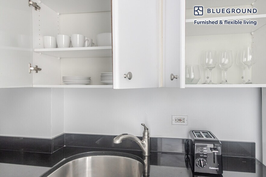 Building Photo - 330 E 46th St