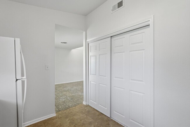 Building Photo - Prime North Central Location!