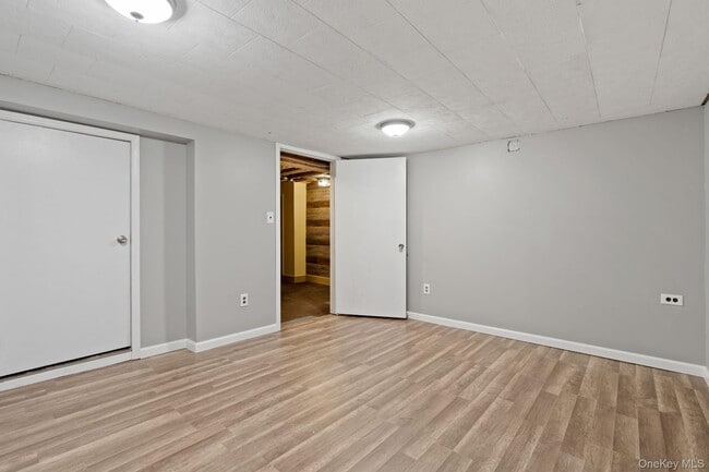 Building Photo - 7 Red Top Rd