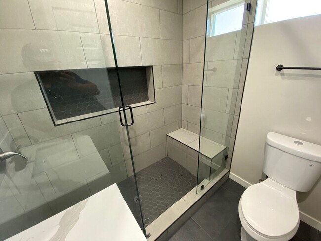 Building Photo - 4BD/2BA  with Large Upstairs Balcony! (Lease out, pending signatures. Check back in a few days!)