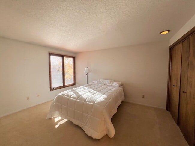 Building Photo - Furnished 4 Bed 3 Bath Patio Home with Stu...