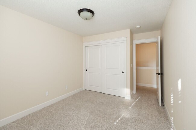 Building Photo - Sun Meadow Home 4 Bed + Bonus + Office + H...
