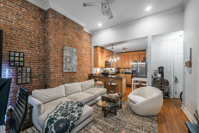 Primary Photo - 1102 Washington St