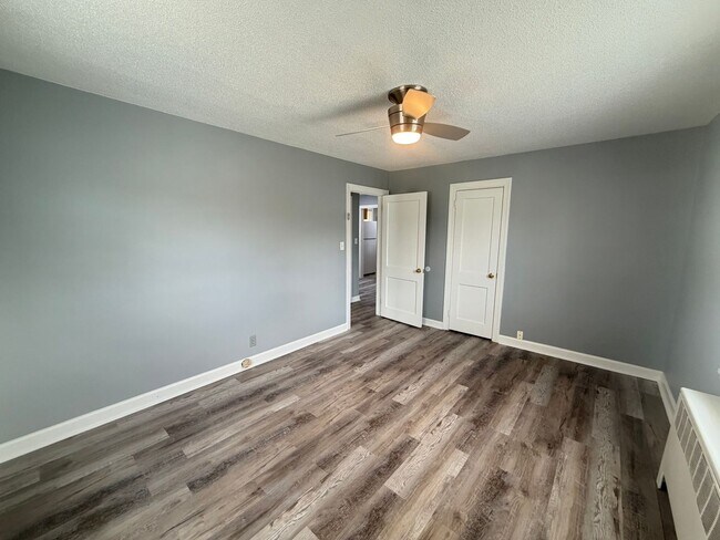 Building Photo - 1400 Roslyn Dr