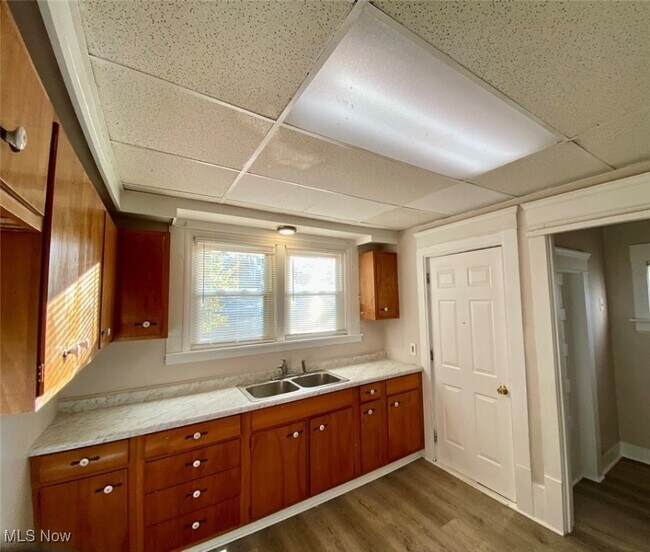 Building Photo - 581 Schiller Ave