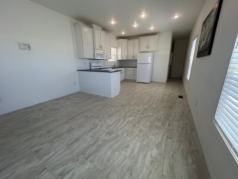 Building Photo - 925 N Plaza Dr