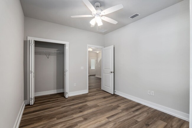 Building Photo - 5 Bed 5 Bath Townhome ! NOW LEASING FALL 2...