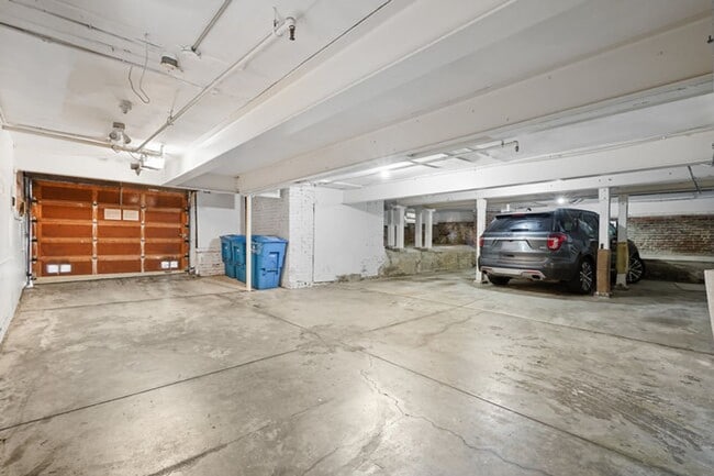 Building Photo - Gorgeous 4BR/2.5BA Nob Hill Home with Shar...