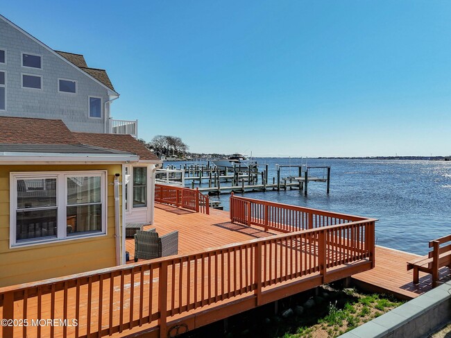 Building Photo - 44 Island Dr