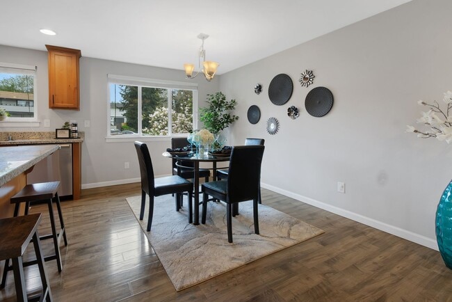 Building Photo - Wonderful 4 Bedroom, 3 Bath Home in Federal Way with Double Balconies and Family Room!