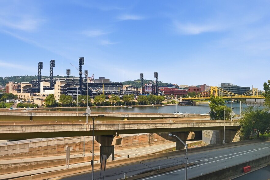 Building Photo - 320 Fort Duquesne Blvd