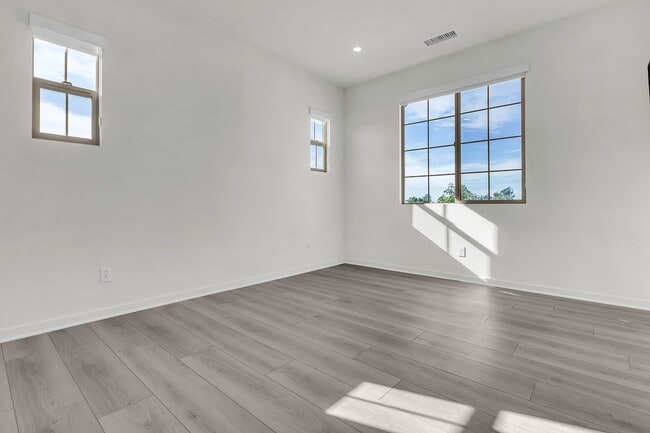 Building Photo - 711 Spring Gdn