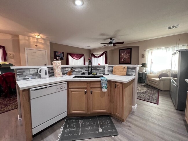 Building Photo - SUNRISE MOUNTAIN 3 BEDROOM TOWNHOME