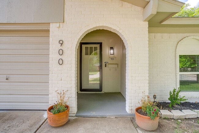 Building Photo - Amazing Modern- 3 Bedroom, 2 Bath Ready for New Tenants- Burleson ISD- 76028