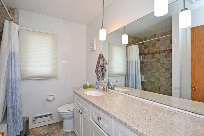 Building Photo - Charming 3 Bed, 1.5 Bath Home in Richfield – Private Yard, Garage & Prime Twin Cities Access