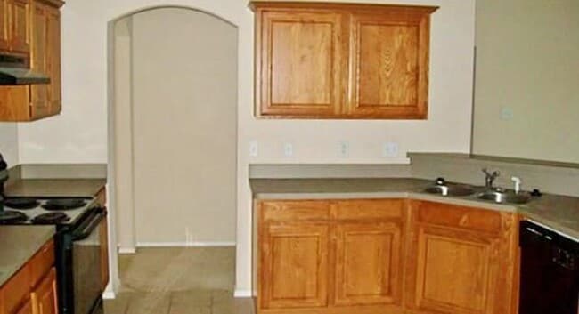 Building Photo - Great Location!