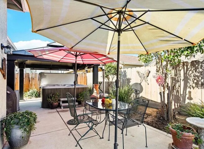Building Photo - 2085 Pinehurst Ct