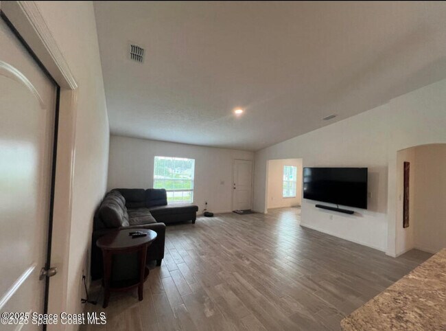 Building Photo - 499 Oakleaf St SW