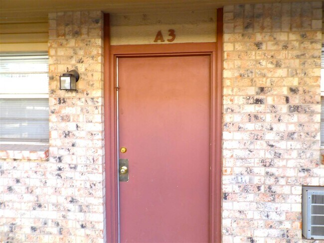 Building Photo - 1707 SW B Ave