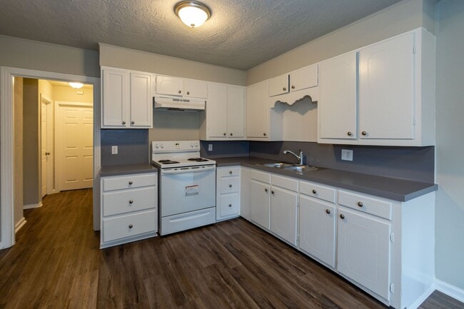 Building Photo - Just Renovated! Close to Hwy 287 Immediate...