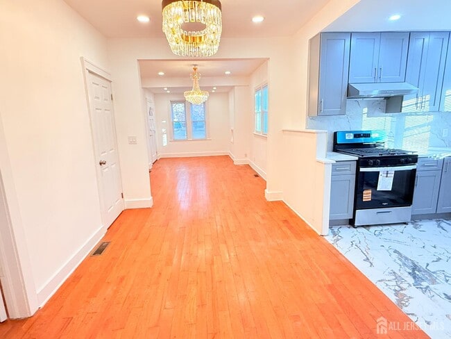 Building Photo - 385 Pierson Ave