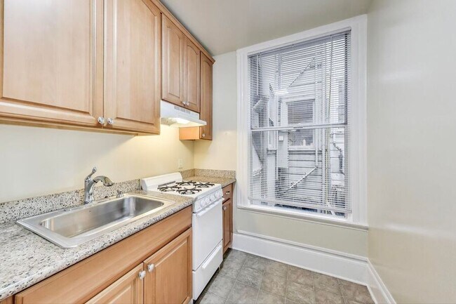 Building Photo - 528 Ashbury St