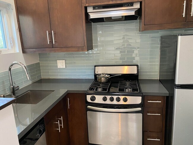 Building Photo - 527 Westbourne Dr