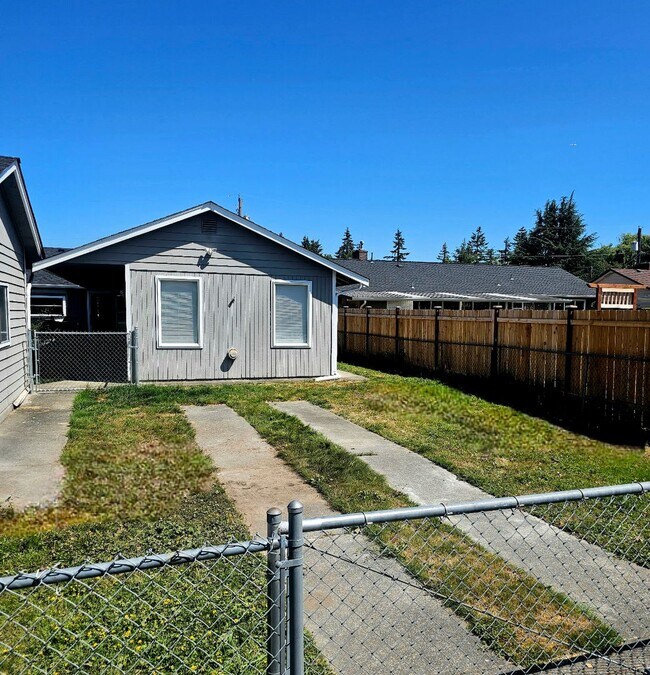 Building Photo - 704 5th Ave SE