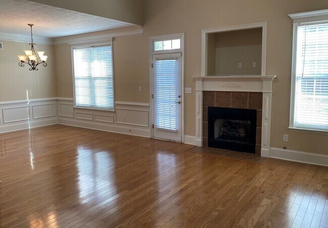 Building Photo - 933 Woody Hill Cir
