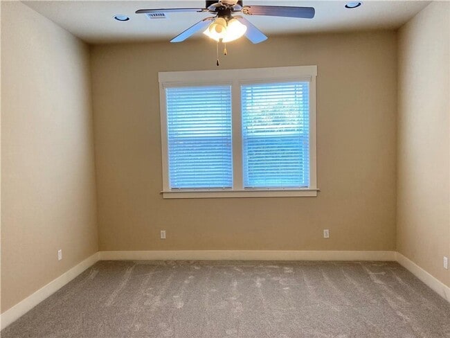 Building Photo - Spacious unit at Sunset Ridge Condos in Tw...