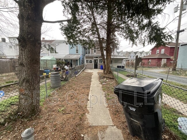 Building Photo - 2118 Greenwood St