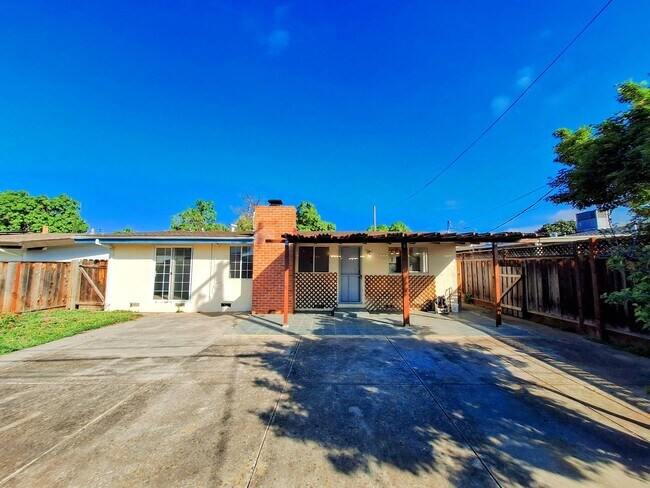 Building Photo - Refurbished 3bd Single Story House With Carport & Large Yards