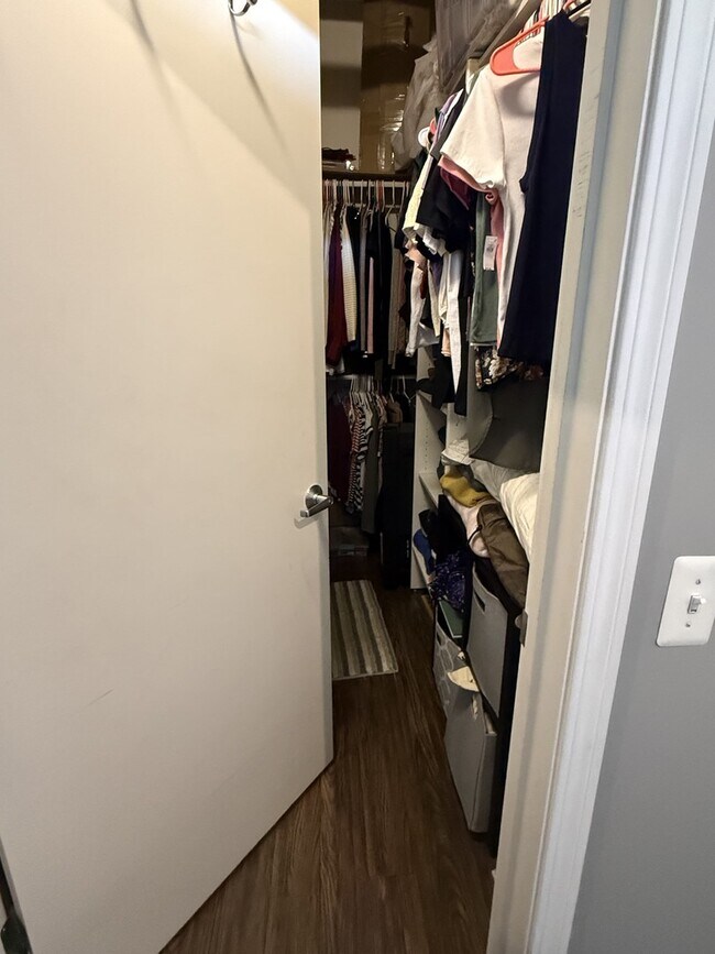 Building Photo - 320 E 21st St