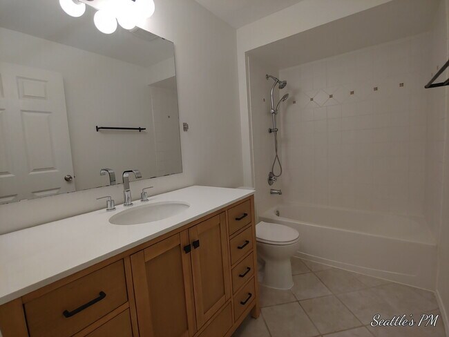 Building Photo - Perfect Location! Greenwood Condo!