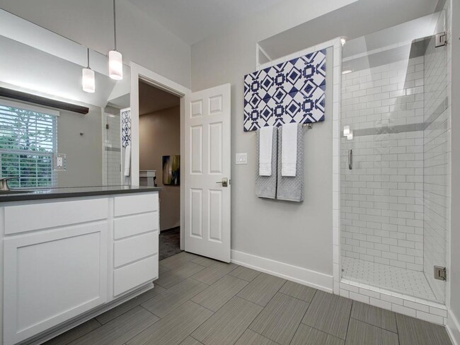 Building Photo - 202 S College St