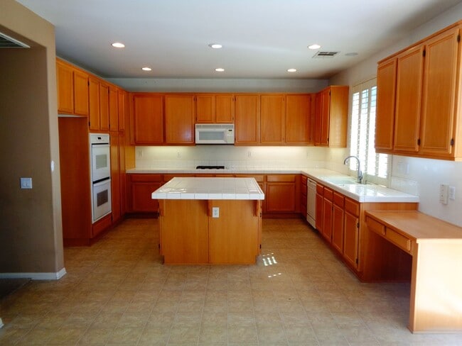 Building Photo - 3 Bed 3 Bath Remodeled House For Rent in Gated and Private Upland Community