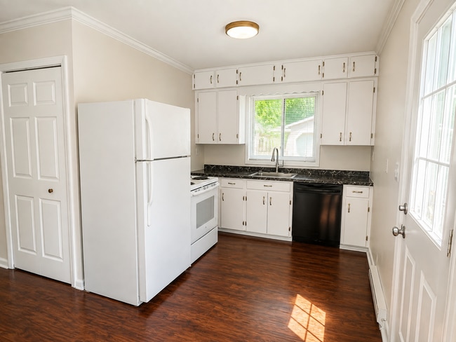 Building Photo - 2582 Roselawn St