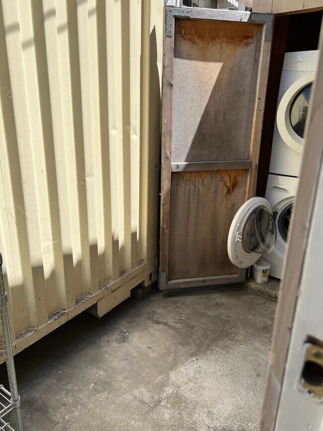 Building Photo - 940 N Serrano Ave