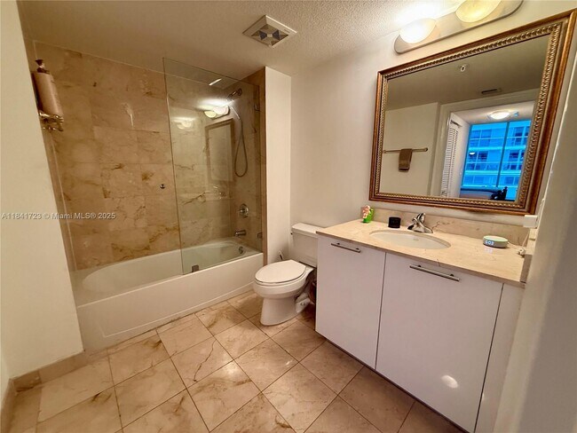 Building Photo - 1800 N Bayshore Dr