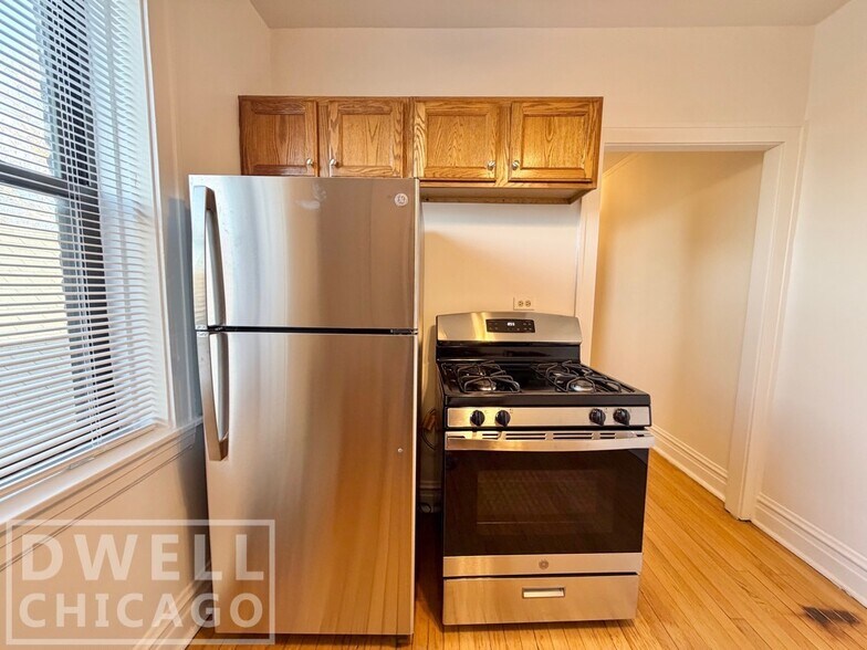 Building Photo - 1909 W Larchmont Ave