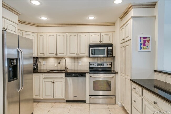 Building Photo - 100 Woodlake Dr W