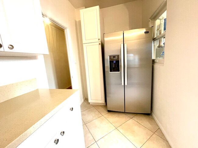 Updated stainless appliances - 545 N Vista St