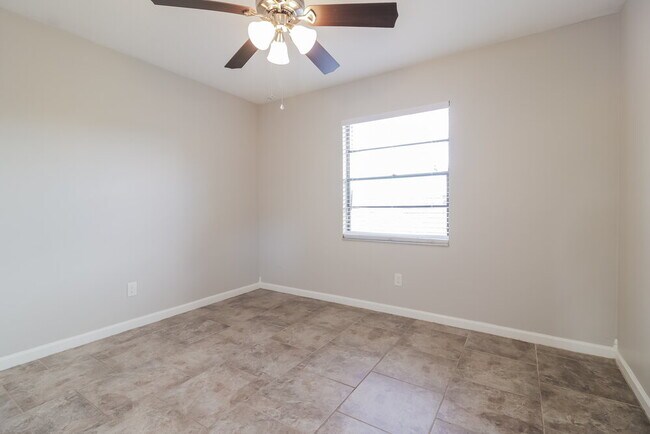 Building Photo - 4717 Seattle St