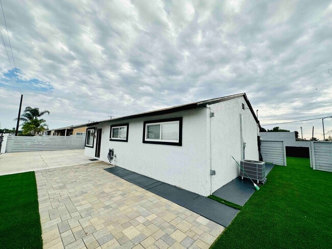 Building Photo - 660 Sunnyside Ave