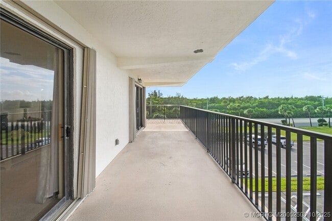 Building Photo - 10044 S Ocean Dr