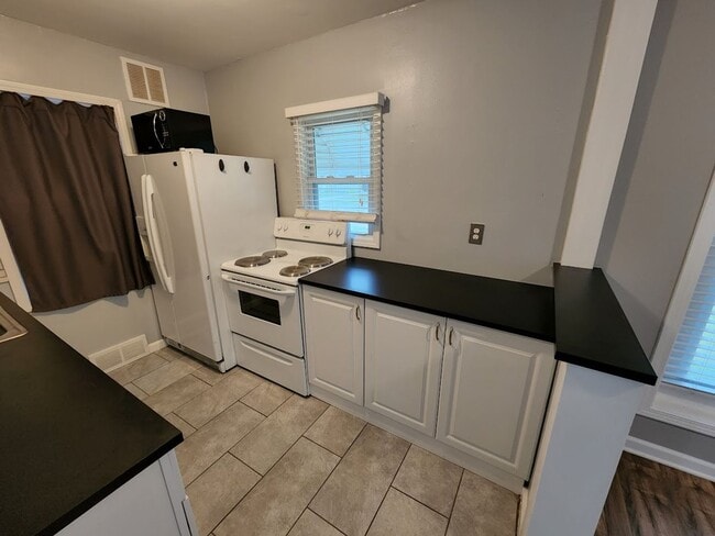 Building Photo - 2 bed 1 bath North Ferndale ranch