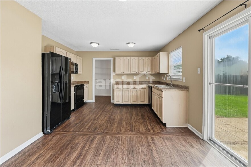 Building Photo - 10981 Clear Spring Dr